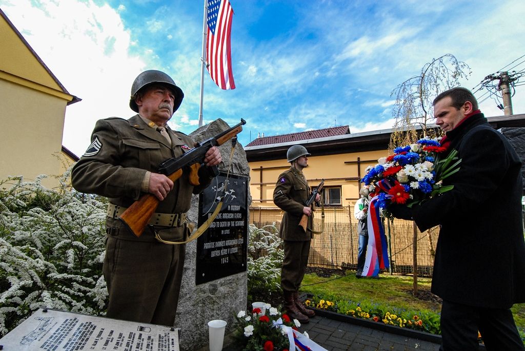 Památku amerických letců v Liticích uctil i první náměstek primátora Martin Baxa (foto: 28.4.2016)