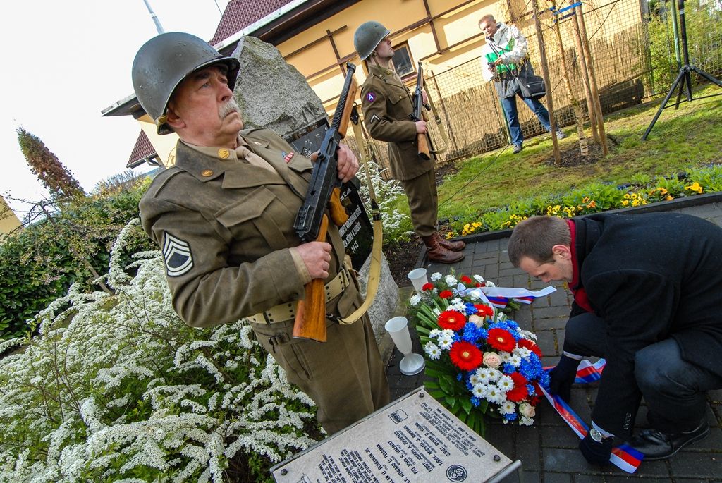 Památku amerických letců v Liticích uctil i první náměstek primátora Martin Baxa (foto: 28.4.2016)