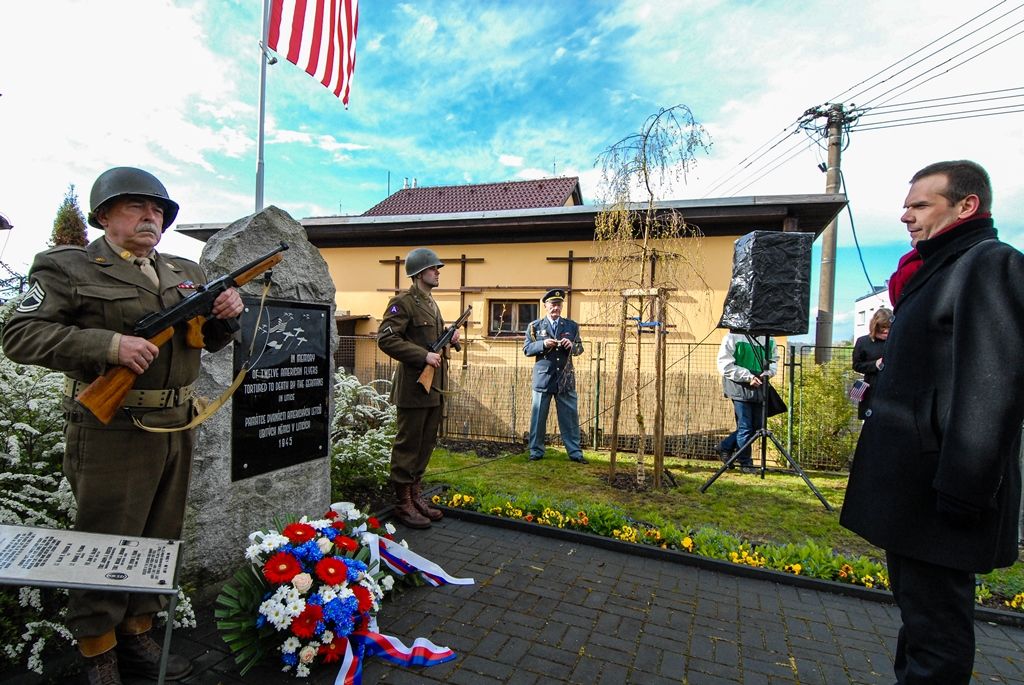 Památku amerických letců v Liticích uctil i první náměstek primátora Martin Baxa (foto: 28.4.2016)