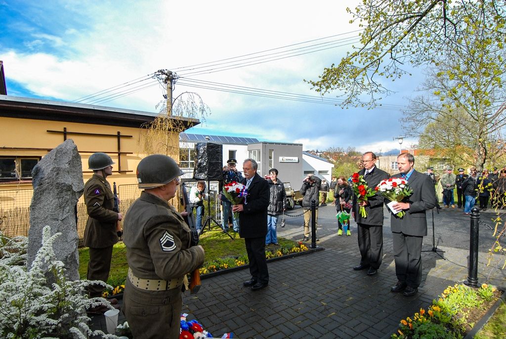 Památku amerických letců v Liticích uctil i první náměstek primátora Martin Baxa (foto: 28.4.2016)