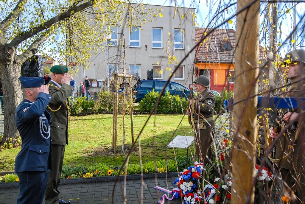 Památku amerických letců v Liticích uctil i první náměstek primátora Martin Baxa (foto: 28.4.2016)