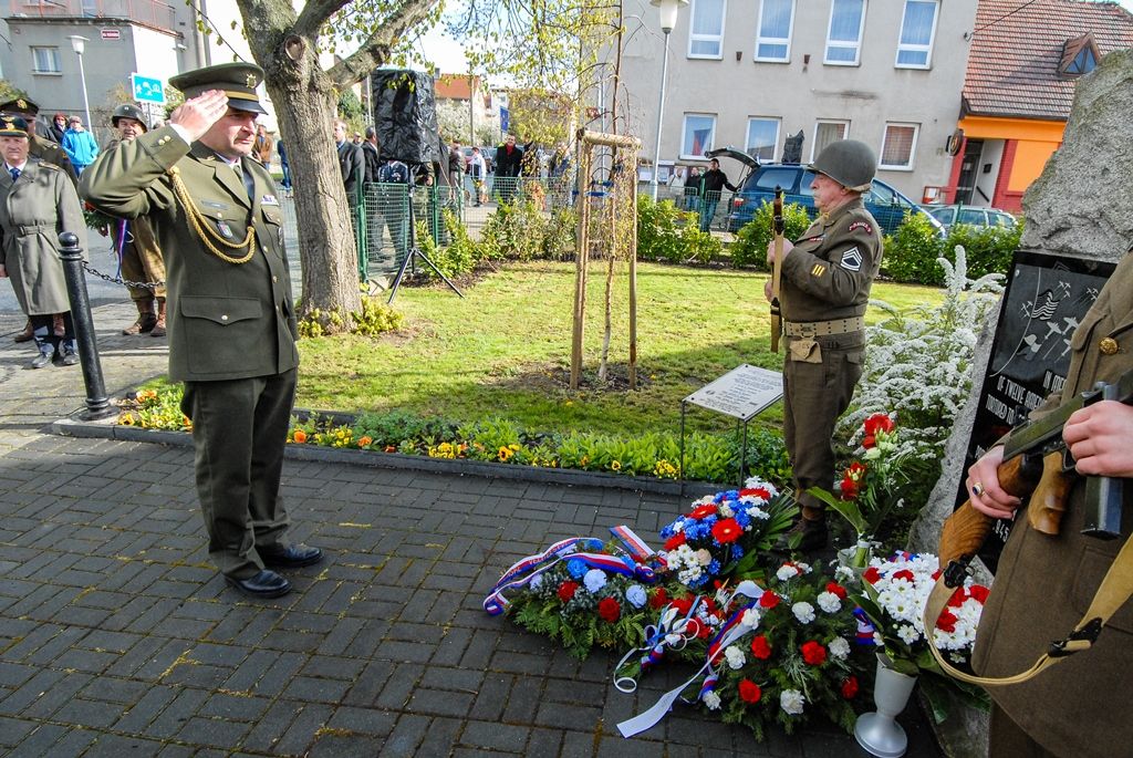 Památku amerických letců v Liticích uctil i první náměstek primátora Martin Baxa (foto: 28.4.2016)