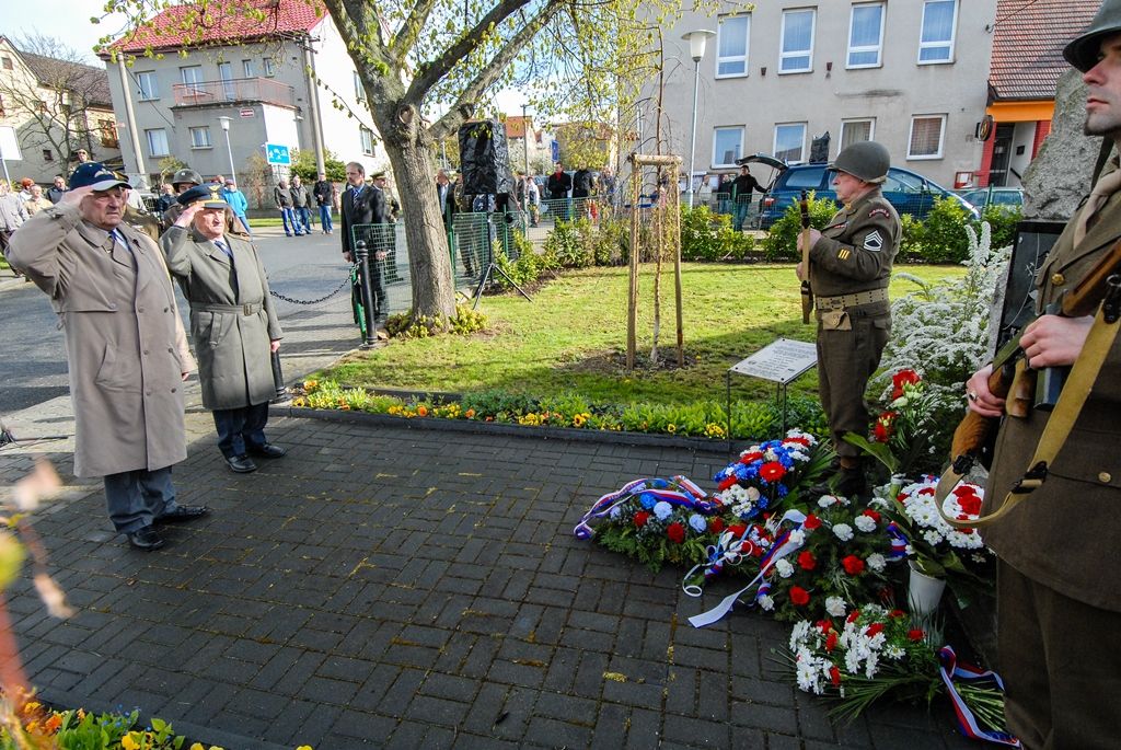Památku amerických letců v Liticích uctil i první náměstek primátora Martin Baxa (foto: 28.4.2016)