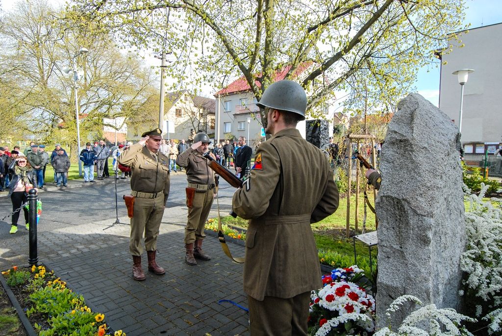 Památku amerických letců v Liticích uctil i první náměstek primátora Martin Baxa (foto: 28.4.2016)