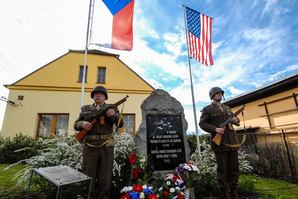 Památku amerických letců v Liticích uctil i první náměstek primátora Martin Baxa (foto: 28.4.2016)