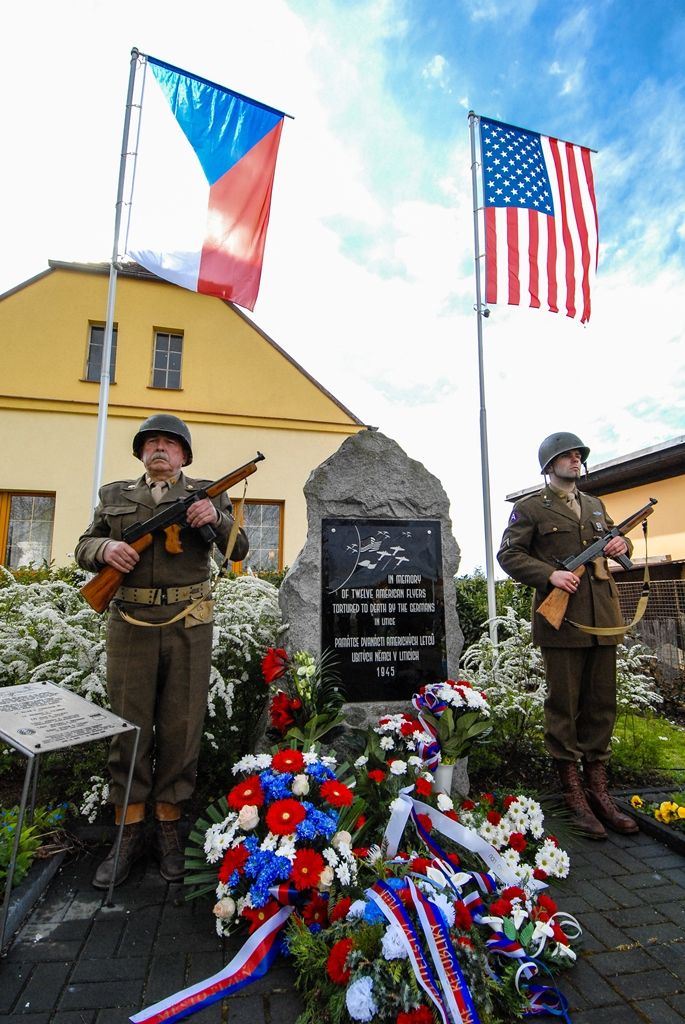 Památku amerických letců v Liticích uctil i první náměstek primátora Martin Baxa (foto: 28.4.2016)