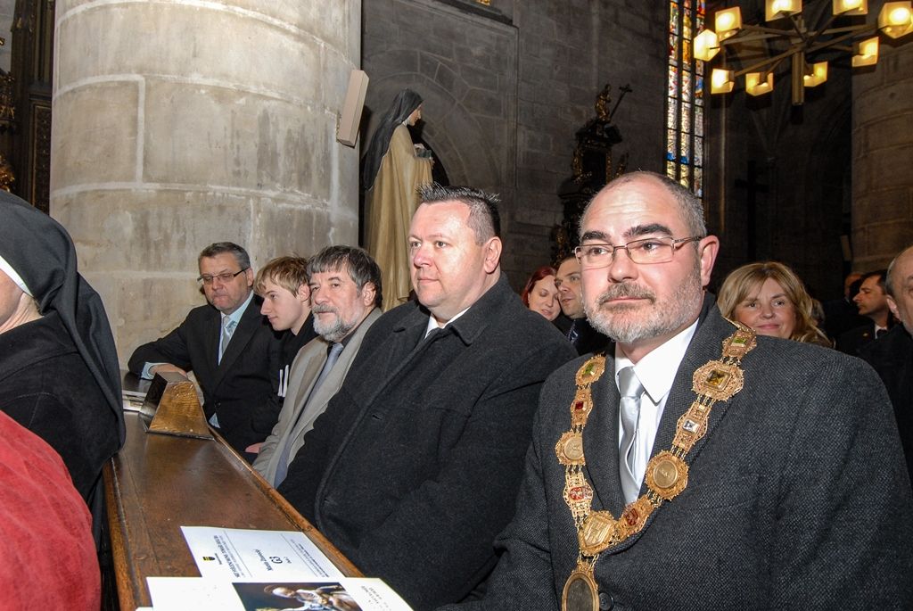 Poprvé v historii zažili Plzeňané v katedrále svatého Bartoloměje svěcení nového biskupa, do čela Plzeňské diecéze se dnes oficiálně postavil Mons. Tomáš Holub, kterého 12. února novým plzeňským biskupem jmenoval Svatý otec, papež František. Biskupské svěcení přijal z rukou pražského arcibiskupa, kardinála Dominika Duky, spolusvětiteli byli emeritní plzeňský biskup Mons. František Radkovský a řezenský biskup Dr. Rudolf Voderholzer. Po slavnostních okamžicích v katedrále sv. Bartoloměje nově vysvěcený plzeňský biskup Tomáš Holub, biskup František Radkovský, náměstci primátora Martin Baxa a Petr Náhlík i zástupci Armády České republiky vzdali úctu odvaze a dobrému srdci mladých mužů a žen, kteří se vylodili na starém kontinentu na plážích severní Francie a přes ohromné oběti přijeli do Československa. (foto: 30.4.2016)