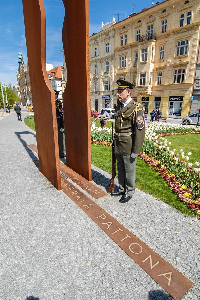 Poprvé v historii zažili Plzeňané v katedrále svatého Bartoloměje svěcení nového biskupa, do čela Plzeňské diecéze se dnes oficiálně postavil Mons. Tomáš Holub, kterého 12. února novým plzeňským biskupem jmenoval Svatý otec, papež František. Biskupské svěcení přijal z rukou pražského arcibiskupa, kardinála Dominika Duky, spolusvětiteli byli emeritní plzeňský biskup Mons. František Radkovský a řezenský biskup Dr. Rudolf Voderholzer. Po slavnostních okamžicích v katedrále sv. Bartoloměje nově vysvěcený plzeňský biskup Tomáš Holub, biskup František Radkovský, náměstci primátora Martin Baxa a Petr Náhlík i zástupci Armády České republiky vzdali úctu odvaze a dobrému srdci mladých mužů a žen, kteří se vylodili na starém kontinentu na plážích severní Francie a přes ohromné oběti přijeli do Československa. (foto: 30.4.2016)