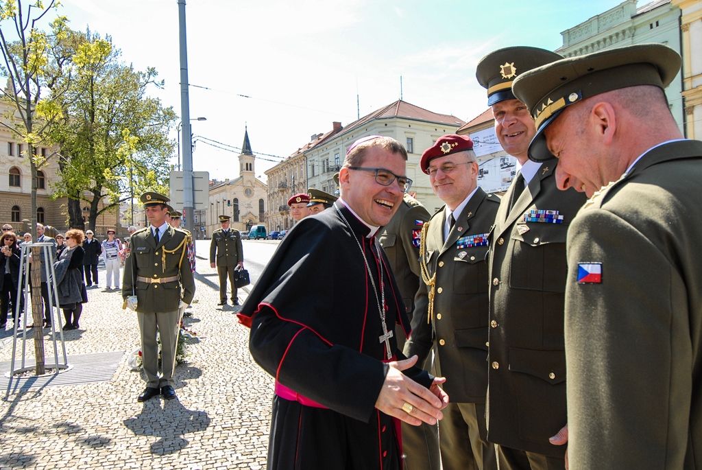Poprvé v historii zažili Plzeňané v katedrále svatého Bartoloměje svěcení nového biskupa, do čela Plzeňské diecéze se dnes oficiálně postavil Mons. Tomáš Holub, kterého 12. února novým plzeňským biskupem jmenoval Svatý otec, papež František. Biskupské svěcení přijal z rukou pražského arcibiskupa, kardinála Dominika Duky, spolusvětiteli byli emeritní plzeňský biskup Mons. František Radkovský a řezenský biskup Dr. Rudolf Voderholzer. Po slavnostních okamžicích v katedrále sv. Bartoloměje nově vysvěcený plzeňský biskup Tomáš Holub, biskup František Radkovský, náměstci primátora Martin Baxa a Petr Náhlík i zástupci Armády České republiky vzdali úctu odvaze a dobrému srdci mladých mužů a žen, kteří se vylodili na starém kontinentu na plážích severní Francie a přes ohromné oběti přijeli do Československa. (foto: 30.4.2016)