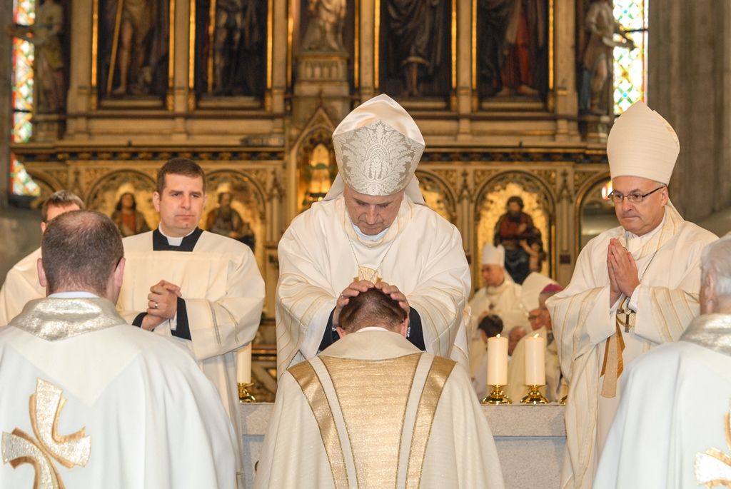 Poprvé v historii zažili Plzeňané v katedrále svatého Bartoloměje svěcení nového biskupa, do čela Plzeňské diecéze se dnes oficiálně postavil Mons. Tomáš Holub, kterého 12. února novým plzeňským biskupem jmenoval Svatý otec, papež František. Biskupské svěcení přijal z rukou pražského arcibiskupa, kardinála Dominika Duky, spolusvětiteli byli emeritní plzeňský biskup Mons. František Radkovský a řezenský biskup Dr. Rudolf Voderholzer. Po slavnostních okamžicích v katedrále sv. Bartoloměje nově vysvěcený plzeňský biskup Tomáš Holub, biskup František Radkovský, náměstci primátora Martin Baxa a Petr Náhlík i zástupci Armády České republiky vzdali úctu odvaze a dobrému srdci mladých mužů a žen, kteří se vylodili na starém kontinentu na plážích severní Francie a přes ohromné oběti přijeli do Československa. (foto: 30.4.2016)
