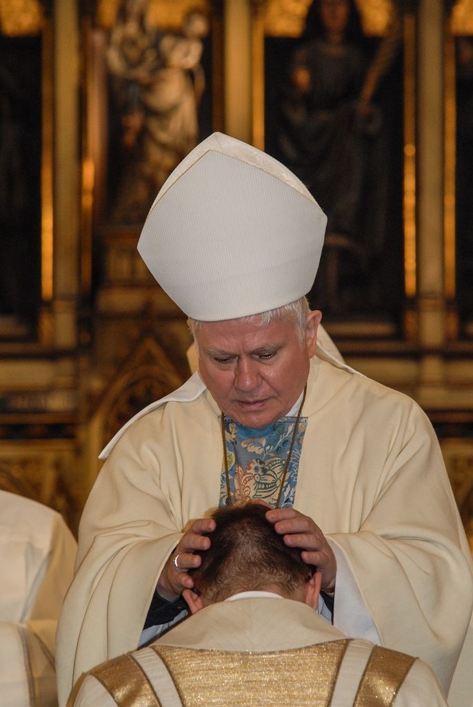 Poprvé v historii zažili Plzeňané v katedrále svatého Bartoloměje svěcení nového biskupa, do čela Plzeňské diecéze se dnes oficiálně postavil Mons. Tomáš Holub, kterého 12. února novým plzeňským biskupem jmenoval Svatý otec, papež František. Biskupské svěcení přijal z rukou pražského arcibiskupa, kardinála Dominika Duky, spolusvětiteli byli emeritní plzeňský biskup Mons. František Radkovský a řezenský biskup Dr. Rudolf Voderholzer. Po slavnostních okamžicích v katedrále sv. Bartoloměje nově vysvěcený plzeňský biskup Tomáš Holub, biskup František Radkovský, náměstci primátora Martin Baxa a Petr Náhlík i zástupci Armády České republiky vzdali úctu odvaze a dobrému srdci mladých mužů a žen, kteří se vylodili na starém kontinentu na plážích severní Francie a přes ohromné oběti přijeli do Československa. (foto: 30.4.2016)