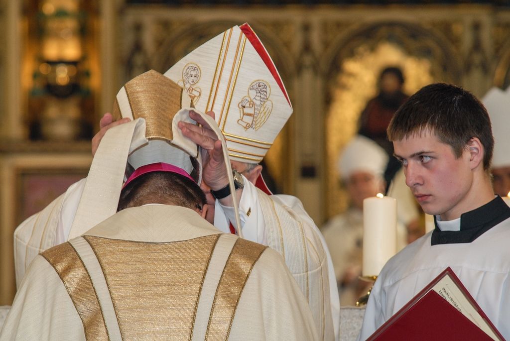 Poprvé v historii zažili Plzeňané v katedrále svatého Bartoloměje svěcení nového biskupa, do čela Plzeňské diecéze se dnes oficiálně postavil Mons. Tomáš Holub, kterého 12. února novým plzeňským biskupem jmenoval Svatý otec, papež František. Biskupské svěcení přijal z rukou pražského arcibiskupa, kardinála Dominika Duky, spolusvětiteli byli emeritní plzeňský biskup Mons. František Radkovský a řezenský biskup Dr. Rudolf Voderholzer. Po slavnostních okamžicích v katedrále sv. Bartoloměje nově vysvěcený plzeňský biskup Tomáš Holub, biskup František Radkovský, náměstci primátora Martin Baxa a Petr Náhlík i zástupci Armády České republiky vzdali úctu odvaze a dobrému srdci mladých mužů a žen, kteří se vylodili na starém kontinentu na plážích severní Francie a přes ohromné oběti přijeli do Československa. (foto: 30.4.2016)