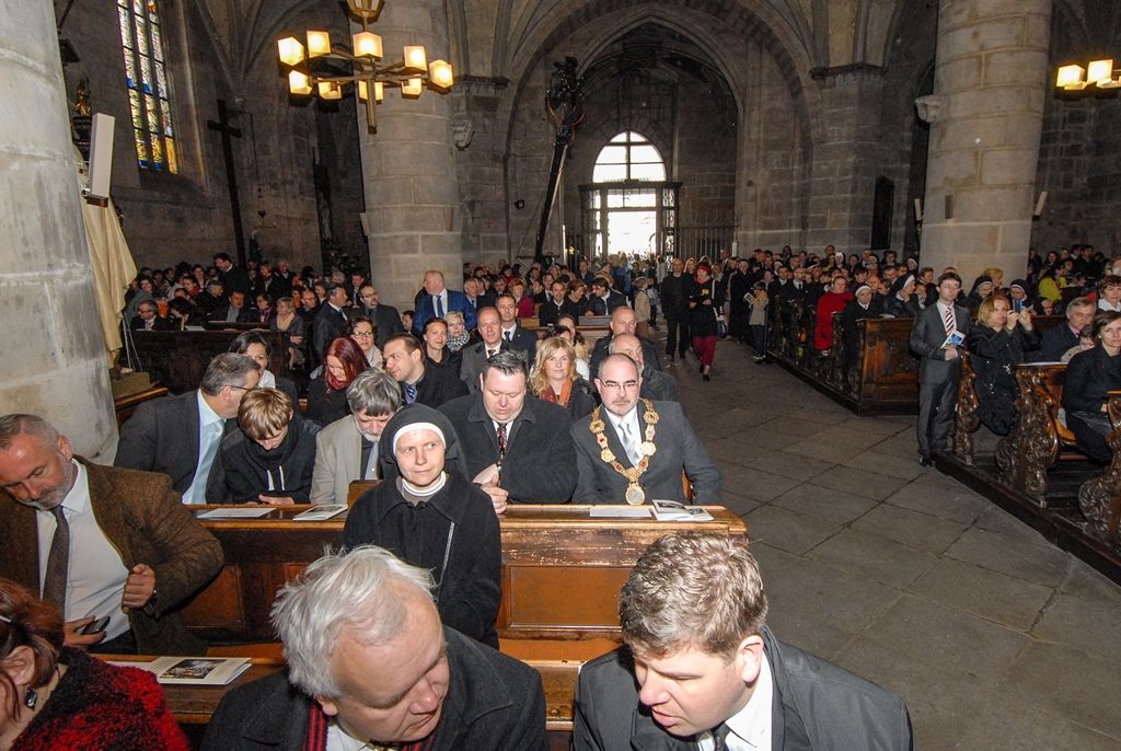 Poprvé v historii zažili Plzeňané v katedrále svatého Bartoloměje svěcení nového biskupa, do čela Plzeňské diecéze se dnes oficiálně postavil Mons. Tomáš Holub, kterého 12. února novým plzeňským biskupem jmenoval Svatý otec, papež František. Biskupské svěcení přijal z rukou pražského arcibiskupa, kardinála Dominika Duky, spolusvětiteli byli emeritní plzeňský biskup Mons. František Radkovský a řezenský biskup Dr. Rudolf Voderholzer. Po slavnostních okamžicích v katedrále sv. Bartoloměje nově vysvěcený plzeňský biskup Tomáš Holub, biskup František Radkovský, náměstci primátora Martin Baxa a Petr Náhlík i zástupci Armády České republiky vzdali úctu odvaze a dobrému srdci mladých mužů a žen, kteří se vylodili na starém kontinentu na plážích severní Francie a přes ohromné oběti přijeli do Československa. (foto: 30.4.2016)