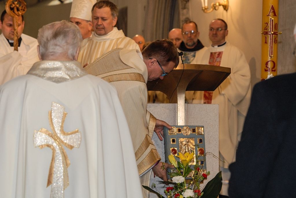 Poprvé v historii zažili Plzeňané v katedrále svatého Bartoloměje svěcení nového biskupa, do čela Plzeňské diecéze se dnes oficiálně postavil Mons. Tomáš Holub, kterého 12. února novým plzeňským biskupem jmenoval Svatý otec, papež František. Biskupské svěcení přijal z rukou pražského arcibiskupa, kardinála Dominika Duky, spolusvětiteli byli emeritní plzeňský biskup Mons. František Radkovský a řezenský biskup Dr. Rudolf Voderholzer. Po slavnostních okamžicích v katedrále sv. Bartoloměje nově vysvěcený plzeňský biskup Tomáš Holub, biskup František Radkovský, náměstci primátora Martin Baxa a Petr Náhlík i zástupci Armády České republiky vzdali úctu odvaze a dobrému srdci mladých mužů a žen, kteří se vylodili na starém kontinentu na plážích severní Francie a přes ohromné oběti přijeli do Československa. (foto: 30.4.2016)