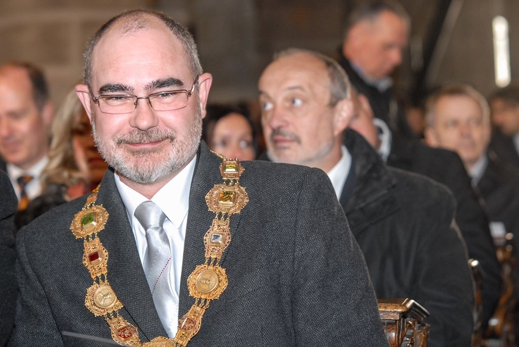 Poprvé v historii zažili Plzeňané v katedrále svatého Bartoloměje svěcení nového biskupa, do čela Plzeňské diecéze se dnes oficiálně postavil Mons. Tomáš Holub, kterého 12. února novým plzeňským biskupem jmenoval Svatý otec, papež František. Biskupské svěcení přijal z rukou pražského arcibiskupa, kardinála Dominika Duky, spolusvětiteli byli emeritní plzeňský biskup Mons. František Radkovský a řezenský biskup Dr. Rudolf Voderholzer. Po slavnostních okamžicích v katedrále sv. Bartoloměje nově vysvěcený plzeňský biskup Tomáš Holub, biskup František Radkovský, náměstci primátora Martin Baxa a Petr Náhlík i zástupci Armády České republiky vzdali úctu odvaze a dobrému srdci mladých mužů a žen, kteří se vylodili na starém kontinentu na plážích severní Francie a přes ohromné oběti přijeli do Československa. (foto: 30.4.2016)