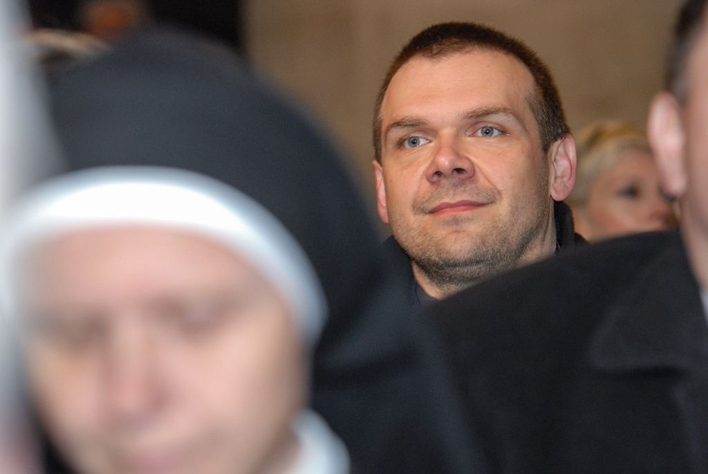 Poprvé v historii zažili Plzeňané v katedrále svatého Bartoloměje svěcení nového biskupa, do čela Plzeňské diecéze se dnes oficiálně postavil Mons. Tomáš Holub, kterého 12. února novým plzeňským biskupem jmenoval Svatý otec, papež František. Biskupské svěcení přijal z rukou pražského arcibiskupa, kardinála Dominika Duky, spolusvětiteli byli emeritní plzeňský biskup Mons. František Radkovský a řezenský biskup Dr. Rudolf Voderholzer. Po slavnostních okamžicích v katedrále sv. Bartoloměje nově vysvěcený plzeňský biskup Tomáš Holub, biskup František Radkovský, náměstci primátora Martin Baxa a Petr Náhlík i zástupci Armády České republiky vzdali úctu odvaze a dobrému srdci mladých mužů a žen, kteří se vylodili na starém kontinentu na plážích severní Francie a přes ohromné oběti přijeli do Československa. (foto: 30.4.2016)