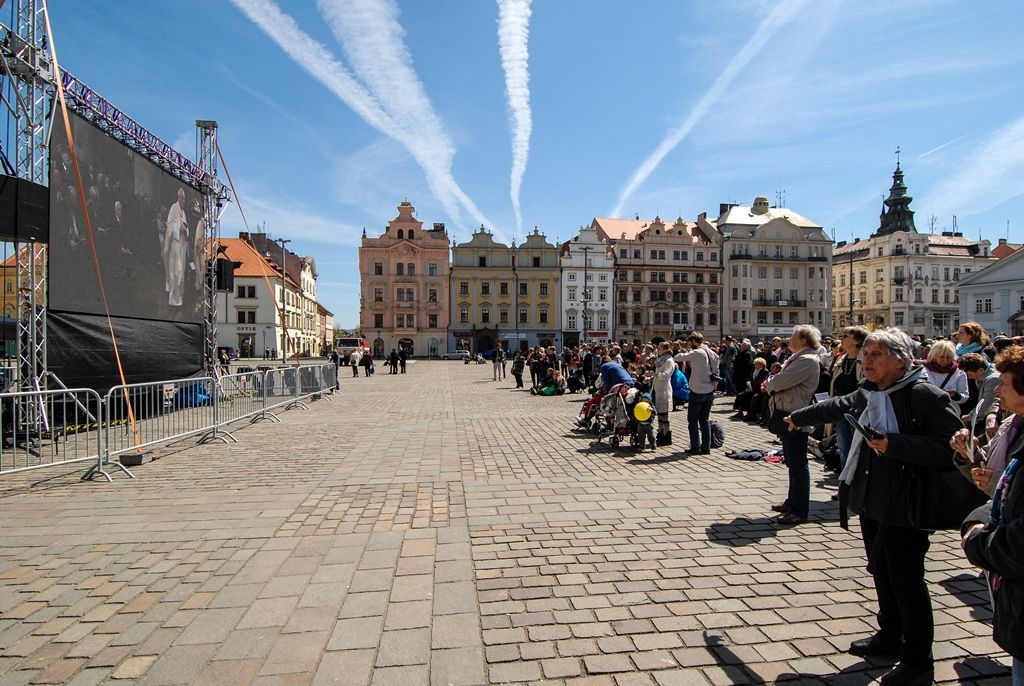 Poprvé v historii zažili Plzeňané v katedrále svatého Bartoloměje svěcení nového biskupa, do čela Plzeňské diecéze se dnes oficiálně postavil Mons. Tomáš Holub, kterého 12. února novým plzeňským biskupem jmenoval Svatý otec, papež František. Biskupské svěcení přijal z rukou pražského arcibiskupa, kardinála Dominika Duky, spolusvětiteli byli emeritní plzeňský biskup Mons. František Radkovský a řezenský biskup Dr. Rudolf Voderholzer. Po slavnostních okamžicích v katedrále sv. Bartoloměje nově vysvěcený plzeňský biskup Tomáš Holub, biskup František Radkovský, náměstci primátora Martin Baxa a Petr Náhlík i zástupci Armády České republiky vzdali úctu odvaze a dobrému srdci mladých mužů a žen, kteří se vylodili na starém kontinentu na plážích severní Francie a přes ohromné oběti přijeli do Československa. (foto: 30.4.2016)
