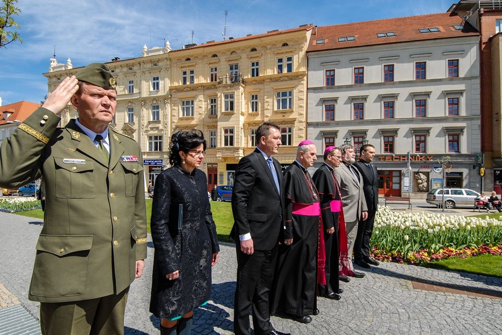 Poprvé v historii zažili Plzeňané v katedrále svatého Bartoloměje svěcení nového biskupa, do čela Plzeňské diecéze se dnes oficiálně postavil Mons. Tomáš Holub, kterého 12. února novým plzeňským biskupem jmenoval Svatý otec, papež František. Biskupské svěcení přijal z rukou pražského arcibiskupa, kardinála Dominika Duky, spolusvětiteli byli emeritní plzeňský biskup Mons. František Radkovský a řezenský biskup Dr. Rudolf Voderholzer. Po slavnostních okamžicích v katedrále sv. Bartoloměje nově vysvěcený plzeňský biskup Tomáš Holub, biskup František Radkovský, náměstci primátora Martin Baxa a Petr Náhlík i zástupci Armády České republiky vzdali úctu odvaze a dobrému srdci mladých mužů a žen, kteří se vylodili na starém kontinentu na plážích severní Francie a přes ohromné oběti přijeli do Československa. (foto: 30.4.2016)