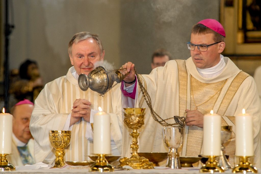 Poprvé v historii zažili Plzeňané v katedrále svatého Bartoloměje svěcení nového biskupa, do čela Plzeňské diecéze se dnes oficiálně postavil Mons. Tomáš Holub, kterého 12. února novým plzeňským biskupem jmenoval Svatý otec, papež František. Biskupské svěcení přijal z rukou pražského arcibiskupa, kardinála Dominika Duky, spolusvětiteli byli emeritní plzeňský biskup Mons. František Radkovský a řezenský biskup Dr. Rudolf Voderholzer. Po slavnostních okamžicích v katedrále sv. Bartoloměje nově vysvěcený plzeňský biskup Tomáš Holub, biskup František Radkovský, náměstci primátora Martin Baxa a Petr Náhlík i zástupci Armády České republiky vzdali úctu odvaze a dobrému srdci mladých mužů a žen, kteří se vylodili na starém kontinentu na plážích severní Francie a přes ohromné oběti přijeli do Československa. (foto: 30.4.2016)