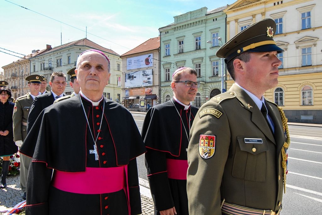 Poprvé v historii zažili Plzeňané v katedrále svatého Bartoloměje svěcení nového biskupa, do čela Plzeňské diecéze se dnes oficiálně postavil Mons. Tomáš Holub, kterého 12. února novým plzeňským biskupem jmenoval Svatý otec, papež František. Biskupské svěcení přijal z rukou pražského arcibiskupa, kardinála Dominika Duky, spolusvětiteli byli emeritní plzeňský biskup Mons. František Radkovský a řezenský biskup Dr. Rudolf Voderholzer. Po slavnostních okamžicích v katedrále sv. Bartoloměje nově vysvěcený plzeňský biskup Tomáš Holub, biskup František Radkovský, náměstci primátora Martin Baxa a Petr Náhlík i zástupci Armády České republiky vzdali úctu odvaze a dobrému srdci mladých mužů a žen, kteří se vylodili na starém kontinentu na plážích severní Francie a přes ohromné oběti přijeli do Československa. (foto: 30.4.2016)