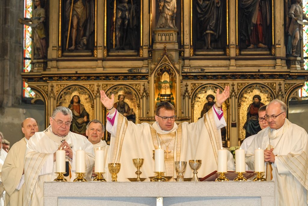 Poprvé v historii zažili Plzeňané v katedrále svatého Bartoloměje svěcení nového biskupa, do čela Plzeňské diecéze se dnes oficiálně postavil Mons. Tomáš Holub, kterého 12. února novým plzeňským biskupem jmenoval Svatý otec, papež František. Biskupské svěcení přijal z rukou pražského arcibiskupa, kardinála Dominika Duky, spolusvětiteli byli emeritní plzeňský biskup Mons. František Radkovský a řezenský biskup Dr. Rudolf Voderholzer. Po slavnostních okamžicích v katedrále sv. Bartoloměje nově vysvěcený plzeňský biskup Tomáš Holub, biskup František Radkovský, náměstci primátora Martin Baxa a Petr Náhlík i zástupci Armády České republiky vzdali úctu odvaze a dobrému srdci mladých mužů a žen, kteří se vylodili na starém kontinentu na plážích severní Francie a přes ohromné oběti přijeli do Československa. (foto: 30.4.2016)