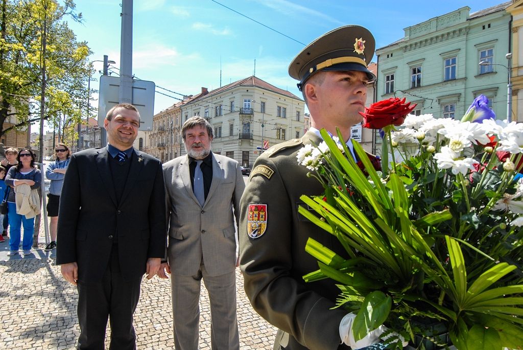 Poprvé v historii zažili Plzeňané v katedrále svatého Bartoloměje svěcení nového biskupa, do čela Plzeňské diecéze se dnes oficiálně postavil Mons. Tomáš Holub, kterého 12. února novým plzeňským biskupem jmenoval Svatý otec, papež František. Biskupské svěcení přijal z rukou pražského arcibiskupa, kardinála Dominika Duky, spolusvětiteli byli emeritní plzeňský biskup Mons. František Radkovský a řezenský biskup Dr. Rudolf Voderholzer. Po slavnostních okamžicích v katedrále sv. Bartoloměje nově vysvěcený plzeňský biskup Tomáš Holub, biskup František Radkovský, náměstci primátora Martin Baxa a Petr Náhlík i zástupci Armády České republiky vzdali úctu odvaze a dobrému srdci mladých mužů a žen, kteří se vylodili na starém kontinentu na plážích severní Francie a přes ohromné oběti přijeli do Československa. (foto: 30.4.2016)