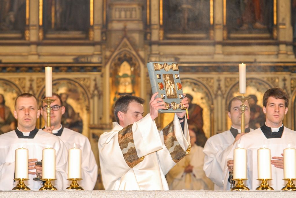 Poprvé v historii zažili Plzeňané v katedrále svatého Bartoloměje svěcení nového biskupa, do čela Plzeňské diecéze se dnes oficiálně postavil Mons. Tomáš Holub, kterého 12. února novým plzeňským biskupem jmenoval Svatý otec, papež František. Biskupské svěcení přijal z rukou pražského arcibiskupa, kardinála Dominika Duky, spolusvětiteli byli emeritní plzeňský biskup Mons. František Radkovský a řezenský biskup Dr. Rudolf Voderholzer. Po slavnostních okamžicích v katedrále sv. Bartoloměje nově vysvěcený plzeňský biskup Tomáš Holub, biskup František Radkovský, náměstci primátora Martin Baxa a Petr Náhlík i zástupci Armády České republiky vzdali úctu odvaze a dobrému srdci mladých mužů a žen, kteří se vylodili na starém kontinentu na plážích severní Francie a přes ohromné oběti přijeli do Československa. (foto: 30.4.2016)