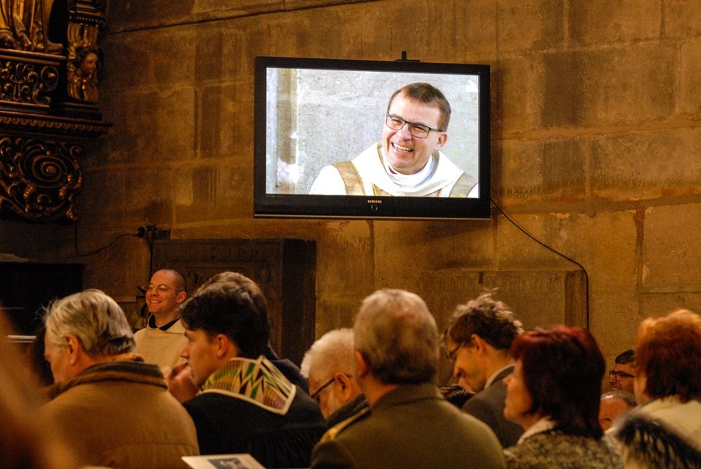 Poprvé v historii zažili Plzeňané v katedrále svatého Bartoloměje svěcení nového biskupa, do čela Plzeňské diecéze se dnes oficiálně postavil Mons. Tomáš Holub, kterého 12. února novým plzeňským biskupem jmenoval Svatý otec, papež František. Biskupské svěcení přijal z rukou pražského arcibiskupa, kardinála Dominika Duky, spolusvětiteli byli emeritní plzeňský biskup Mons. František Radkovský a řezenský biskup Dr. Rudolf Voderholzer. Po slavnostních okamžicích v katedrále sv. Bartoloměje nově vysvěcený plzeňský biskup Tomáš Holub, biskup František Radkovský, náměstci primátora Martin Baxa a Petr Náhlík i zástupci Armády České republiky vzdali úctu odvaze a dobrému srdci mladých mužů a žen, kteří se vylodili na starém kontinentu na plážích severní Francie a přes ohromné oběti přijeli do Československa. (foto: 30.4.2016)