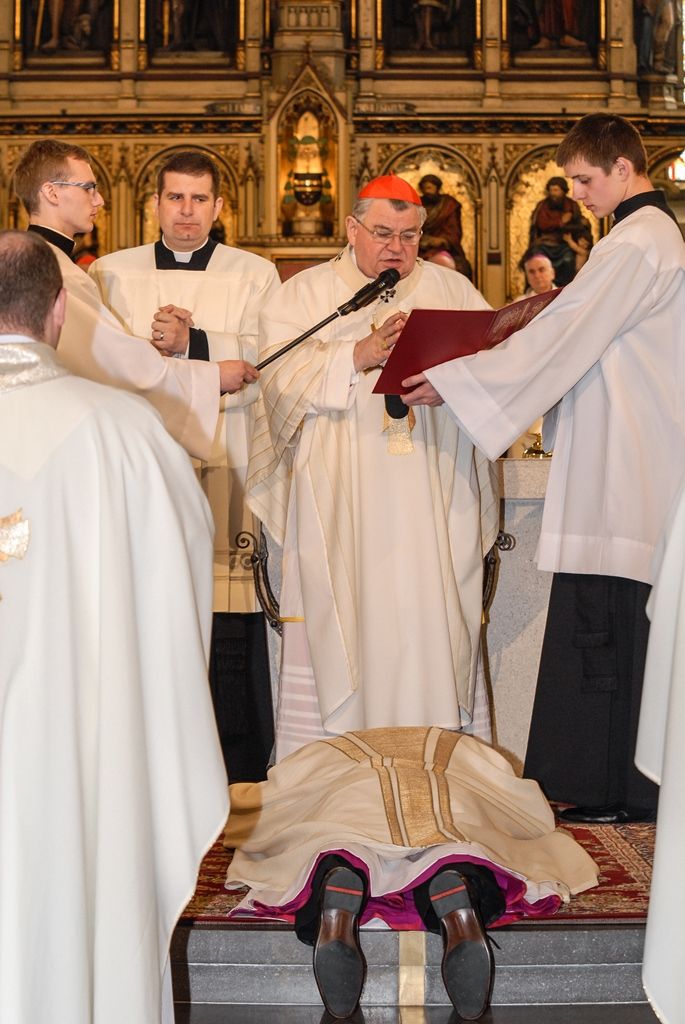 Poprvé v historii zažili Plzeňané v katedrále svatého Bartoloměje svěcení nového biskupa, do čela Plzeňské diecéze se dnes oficiálně postavil Mons. Tomáš Holub, kterého 12. února novým plzeňským biskupem jmenoval Svatý otec, papež František. Biskupské svěcení přijal z rukou pražského arcibiskupa, kardinála Dominika Duky, spolusvětiteli byli emeritní plzeňský biskup Mons. František Radkovský a řezenský biskup Dr. Rudolf Voderholzer. Po slavnostních okamžicích v katedrále sv. Bartoloměje nově vysvěcený plzeňský biskup Tomáš Holub, biskup František Radkovský, náměstci primátora Martin Baxa a Petr Náhlík i zástupci Armády České republiky vzdali úctu odvaze a dobrému srdci mladých mužů a žen, kteří se vylodili na starém kontinentu na plážích severní Francie a přes ohromné oběti přijeli do Československa. (foto: 30.4.2016)