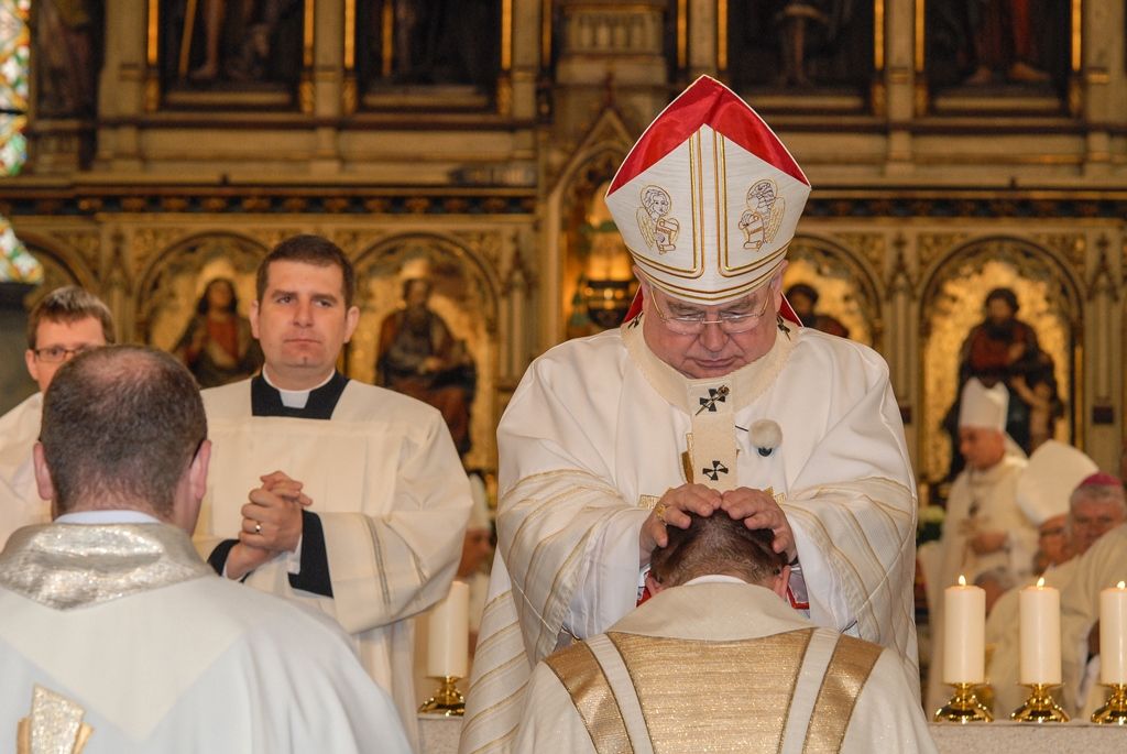 Poprvé v historii zažili Plzeňané v katedrále svatého Bartoloměje svěcení nového biskupa, do čela Plzeňské diecéze se dnes oficiálně postavil Mons. Tomáš Holub, kterého 12. února novým plzeňským biskupem jmenoval Svatý otec, papež František. Biskupské svěcení přijal z rukou pražského arcibiskupa, kardinála Dominika Duky, spolusvětiteli byli emeritní plzeňský biskup Mons. František Radkovský a řezenský biskup Dr. Rudolf Voderholzer. Po slavnostních okamžicích v katedrále sv. Bartoloměje nově vysvěcený plzeňský biskup Tomáš Holub, biskup František Radkovský, náměstci primátora Martin Baxa a Petr Náhlík i zástupci Armády České republiky vzdali úctu odvaze a dobrému srdci mladých mužů a žen, kteří se vylodili na starém kontinentu na plážích severní Francie a přes ohromné oběti přijeli do Československa. (foto: 30.4.2016)