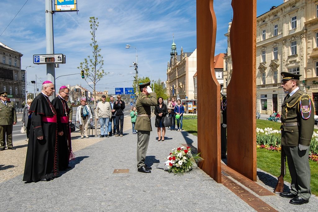 Poprvé v historii zažili Plzeňané v katedrále svatého Bartoloměje svěcení nového biskupa, do čela Plzeňské diecéze se dnes oficiálně postavil Mons. Tomáš Holub, kterého 12. února novým plzeňským biskupem jmenoval Svatý otec, papež František. Biskupské svěcení přijal z rukou pražského arcibiskupa, kardinála Dominika Duky, spolusvětiteli byli emeritní plzeňský biskup Mons. František Radkovský a řezenský biskup Dr. Rudolf Voderholzer. Po slavnostních okamžicích v katedrále sv. Bartoloměje nově vysvěcený plzeňský biskup Tomáš Holub, biskup František Radkovský, náměstci primátora Martin Baxa a Petr Náhlík i zástupci Armády České republiky vzdali úctu odvaze a dobrému srdci mladých mužů a žen, kteří se vylodili na starém kontinentu na plážích severní Francie a přes ohromné oběti přijeli do Československa. (foto: 30.4.2016)