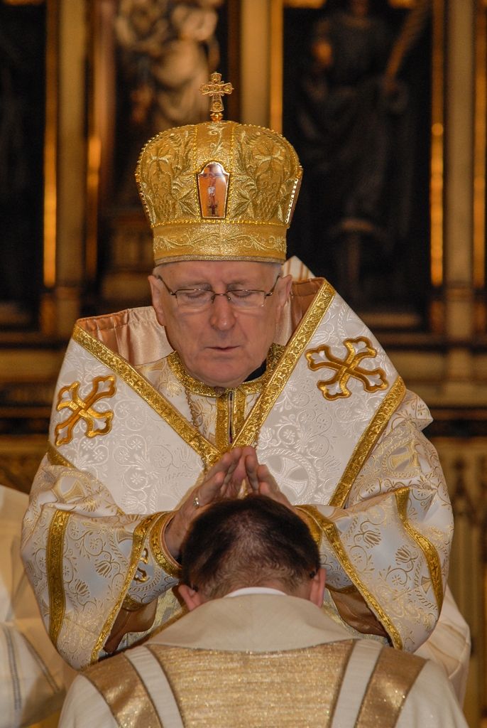Poprvé v historii zažili Plzeňané v katedrále svatého Bartoloměje svěcení nového biskupa, do čela Plzeňské diecéze se dnes oficiálně postavil Mons. Tomáš Holub, kterého 12. února novým plzeňským biskupem jmenoval Svatý otec, papež František. Biskupské svěcení přijal z rukou pražského arcibiskupa, kardinála Dominika Duky, spolusvětiteli byli emeritní plzeňský biskup Mons. František Radkovský a řezenský biskup Dr. Rudolf Voderholzer. Po slavnostních okamžicích v katedrále sv. Bartoloměje nově vysvěcený plzeňský biskup Tomáš Holub, biskup František Radkovský, náměstci primátora Martin Baxa a Petr Náhlík i zástupci Armády České republiky vzdali úctu odvaze a dobrému srdci mladých mužů a žen, kteří se vylodili na starém kontinentu na plážích severní Francie a přes ohromné oběti přijeli do Československa. (foto: 30.4.2016)