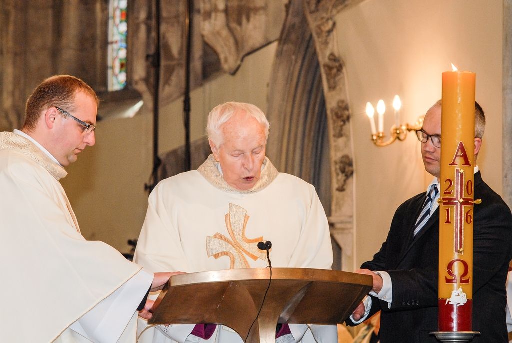 Poprvé v historii zažili Plzeňané v katedrále svatého Bartoloměje svěcení nového biskupa, do čela Plzeňské diecéze se dnes oficiálně postavil Mons. Tomáš Holub, kterého 12. února novým plzeňským biskupem jmenoval Svatý otec, papež František. Biskupské svěcení přijal z rukou pražského arcibiskupa, kardinála Dominika Duky, spolusvětiteli byli emeritní plzeňský biskup Mons. František Radkovský a řezenský biskup Dr. Rudolf Voderholzer. Po slavnostních okamžicích v katedrále sv. Bartoloměje nově vysvěcený plzeňský biskup Tomáš Holub, biskup František Radkovský, náměstci primátora Martin Baxa a Petr Náhlík i zástupci Armády České republiky vzdali úctu odvaze a dobrému srdci mladých mužů a žen, kteří se vylodili na starém kontinentu na plážích severní Francie a přes ohromné oběti přijeli do Československa. (foto: 30.4.2016)