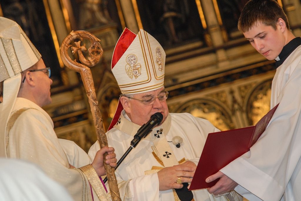 Poprvé v historii zažili Plzeňané v katedrále svatého Bartoloměje svěcení nového biskupa, do čela Plzeňské diecéze se dnes oficiálně postavil Mons. Tomáš Holub, kterého 12. února novým plzeňským biskupem jmenoval Svatý otec, papež František. Biskupské svěcení přijal z rukou pražského arcibiskupa, kardinála Dominika Duky, spolusvětiteli byli emeritní plzeňský biskup Mons. František Radkovský a řezenský biskup Dr. Rudolf Voderholzer. Po slavnostních okamžicích v katedrále sv. Bartoloměje nově vysvěcený plzeňský biskup Tomáš Holub, biskup František Radkovský, náměstci primátora Martin Baxa a Petr Náhlík i zástupci Armády České republiky vzdali úctu odvaze a dobrému srdci mladých mužů a žen, kteří se vylodili na starém kontinentu na plážích severní Francie a přes ohromné oběti přijeli do Československa. (foto: 30.4.2016)