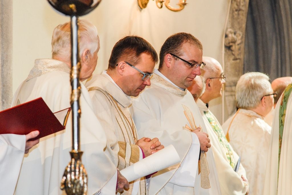 Poprvé v historii zažili Plzeňané v katedrále svatého Bartoloměje svěcení nového biskupa, do čela Plzeňské diecéze se dnes oficiálně postavil Mons. Tomáš Holub, kterého 12. února novým plzeňským biskupem jmenoval Svatý otec, papež František. Biskupské svěcení přijal z rukou pražského arcibiskupa, kardinála Dominika Duky, spolusvětiteli byli emeritní plzeňský biskup Mons. František Radkovský a řezenský biskup Dr. Rudolf Voderholzer. Po slavnostních okamžicích v katedrále sv. Bartoloměje nově vysvěcený plzeňský biskup Tomáš Holub, biskup František Radkovský, náměstci primátora Martin Baxa a Petr Náhlík i zástupci Armády České republiky vzdali úctu odvaze a dobrému srdci mladých mužů a žen, kteří se vylodili na starém kontinentu na plážích severní Francie a přes ohromné oběti přijeli do Československa. (foto: 30.4.2016)