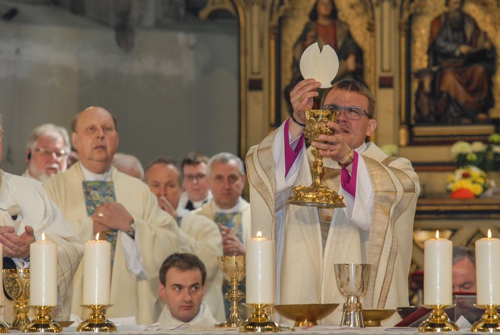 Poprvé v historii zažili Plzeňané v katedrále svatého Bartoloměje svěcení nového biskupa, do čela Plzeňské diecéze se dnes oficiálně postavil Mons. Tomáš Holub, kterého 12. února novým plzeňským biskupem jmenoval Svatý otec, papež František. Biskupské svěcení přijal z rukou pražského arcibiskupa, kardinála Dominika Duky, spolusvětiteli byli emeritní plzeňský biskup Mons. František Radkovský a řezenský biskup Dr. Rudolf Voderholzer. Po slavnostních okamžicích v katedrále sv. Bartoloměje nově vysvěcený plzeňský biskup Tomáš Holub, biskup František Radkovský, náměstci primátora Martin Baxa a Petr Náhlík i zástupci Armády České republiky vzdali úctu odvaze a dobrému srdci mladých mužů a žen, kteří se vylodili na starém kontinentu na plážích severní Francie a přes ohromné oběti přijeli do Československa. (foto: 30.4.2016)