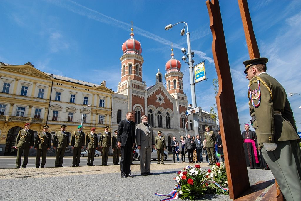Poprvé v historii zažili Plzeňané v katedrále svatého Bartoloměje svěcení nového biskupa, do čela Plzeňské diecéze se dnes oficiálně postavil Mons. Tomáš Holub, kterého 12. února novým plzeňským biskupem jmenoval Svatý otec, papež František. Biskupské svěcení přijal z rukou pražského arcibiskupa, kardinála Dominika Duky, spolusvětiteli byli emeritní plzeňský biskup Mons. František Radkovský a řezenský biskup Dr. Rudolf Voderholzer. Po slavnostních okamžicích v katedrále sv. Bartoloměje nově vysvěcený plzeňský biskup Tomáš Holub, biskup František Radkovský, náměstci primátora Martin Baxa a Petr Náhlík i zástupci Armády České republiky vzdali úctu odvaze a dobrému srdci mladých mužů a žen, kteří se vylodili na starém kontinentu na plážích severní Francie a přes ohromné oběti přijeli do Československa. (foto: 30.4.2016)
