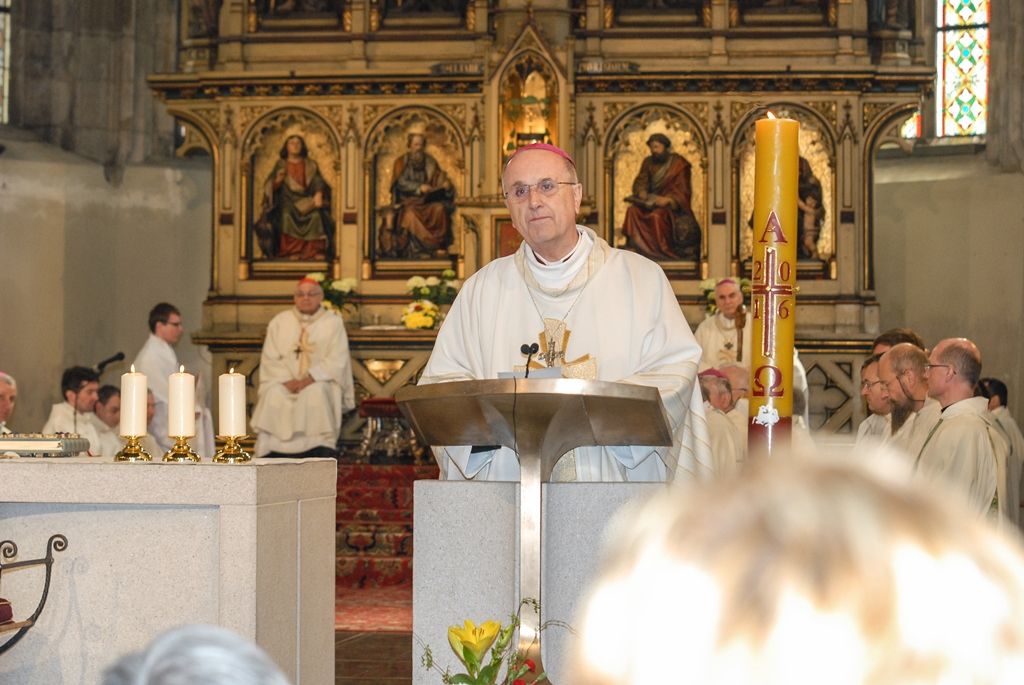 Poprvé v historii zažili Plzeňané v katedrále svatého Bartoloměje svěcení nového biskupa, do čela Plzeňské diecéze se dnes oficiálně postavil Mons. Tomáš Holub, kterého 12. února novým plzeňským biskupem jmenoval Svatý otec, papež František. Biskupské svěcení přijal z rukou pražského arcibiskupa, kardinála Dominika Duky, spolusvětiteli byli emeritní plzeňský biskup Mons. František Radkovský a řezenský biskup Dr. Rudolf Voderholzer. Po slavnostních okamžicích v katedrále sv. Bartoloměje nově vysvěcený plzeňský biskup Tomáš Holub, biskup František Radkovský, náměstci primátora Martin Baxa a Petr Náhlík i zástupci Armády České republiky vzdali úctu odvaze a dobrému srdci mladých mužů a žen, kteří se vylodili na starém kontinentu na plážích severní Francie a přes ohromné oběti přijeli do Československa. (foto: 30.4.2016)
