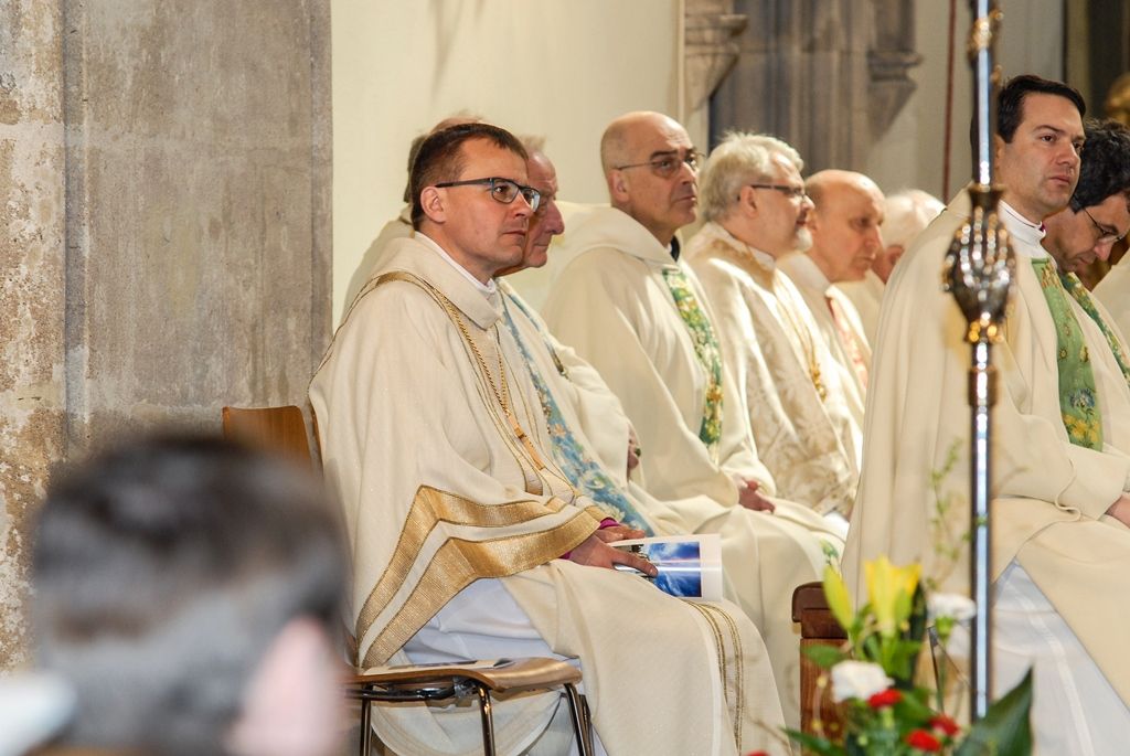 Poprvé v historii zažili Plzeňané v katedrále svatého Bartoloměje svěcení nového biskupa, do čela Plzeňské diecéze se dnes oficiálně postavil Mons. Tomáš Holub, kterého 12. února novým plzeňským biskupem jmenoval Svatý otec, papež František. Biskupské svěcení přijal z rukou pražského arcibiskupa, kardinála Dominika Duky, spolusvětiteli byli emeritní plzeňský biskup Mons. František Radkovský a řezenský biskup Dr. Rudolf Voderholzer. Po slavnostních okamžicích v katedrále sv. Bartoloměje nově vysvěcený plzeňský biskup Tomáš Holub, biskup František Radkovský, náměstci primátora Martin Baxa a Petr Náhlík i zástupci Armády České republiky vzdali úctu odvaze a dobrému srdci mladých mužů a žen, kteří se vylodili na starém kontinentu na plážích severní Francie a přes ohromné oběti přijeli do Československa. (foto: 30.4.2016)