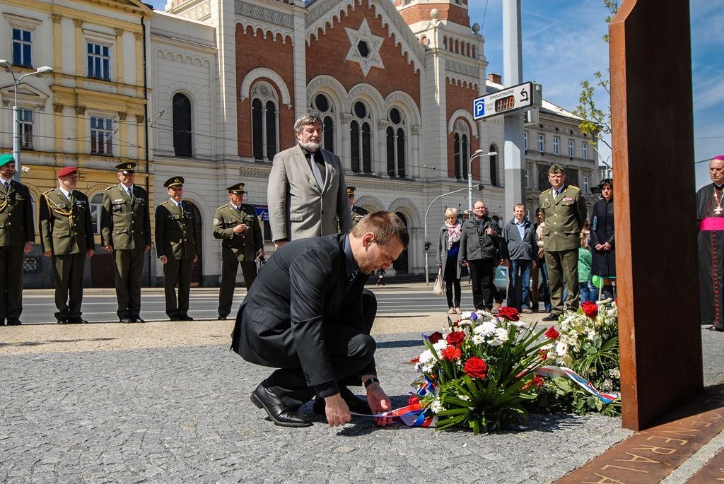 Poprvé v historii zažili Plzeňané v katedrále svatého Bartoloměje svěcení nového biskupa, do čela Plzeňské diecéze se dnes oficiálně postavil Mons. Tomáš Holub, kterého 12. února novým plzeňským biskupem jmenoval Svatý otec, papež František. Biskupské svěcení přijal z rukou pražského arcibiskupa, kardinála Dominika Duky, spolusvětiteli byli emeritní plzeňský biskup Mons. František Radkovský a řezenský biskup Dr. Rudolf Voderholzer. Po slavnostních okamžicích v katedrále sv. Bartoloměje nově vysvěcený plzeňský biskup Tomáš Holub, biskup František Radkovský, náměstci primátora Martin Baxa a Petr Náhlík i zástupci Armády České republiky vzdali úctu odvaze a dobrému srdci mladých mužů a žen, kteří se vylodili na starém kontinentu na plážích severní Francie a přes ohromné oběti přijeli do Československa. (foto: 30.4.2016)