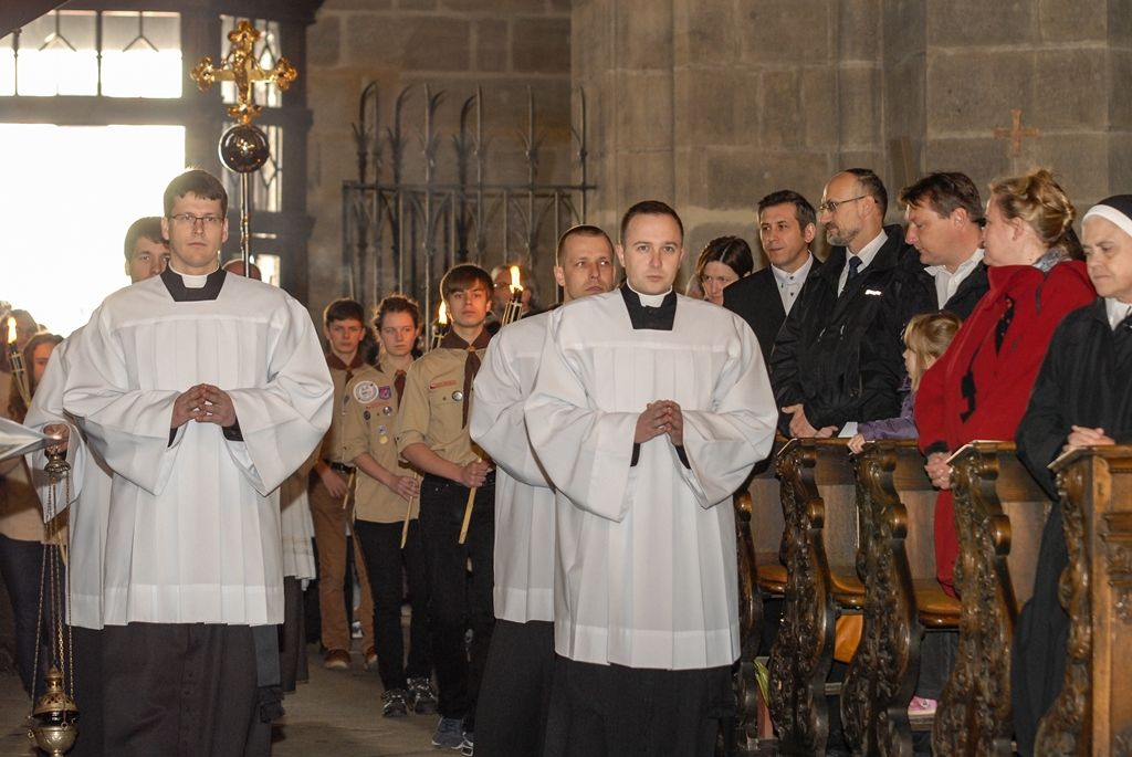 Poprvé v historii zažili Plzeňané v katedrále svatého Bartoloměje svěcení nového biskupa, do čela Plzeňské diecéze se dnes oficiálně postavil Mons. Tomáš Holub, kterého 12. února novým plzeňským biskupem jmenoval Svatý otec, papež František. Biskupské svěcení přijal z rukou pražského arcibiskupa, kardinála Dominika Duky, spolusvětiteli byli emeritní plzeňský biskup Mons. František Radkovský a řezenský biskup Dr. Rudolf Voderholzer. Po slavnostních okamžicích v katedrále sv. Bartoloměje nově vysvěcený plzeňský biskup Tomáš Holub, biskup František Radkovský, náměstci primátora Martin Baxa a Petr Náhlík i zástupci Armády České republiky vzdali úctu odvaze a dobrému srdci mladých mužů a žen, kteří se vylodili na starém kontinentu na plážích severní Francie a přes ohromné oběti přijeli do Československa. (foto: 30.4.2016)