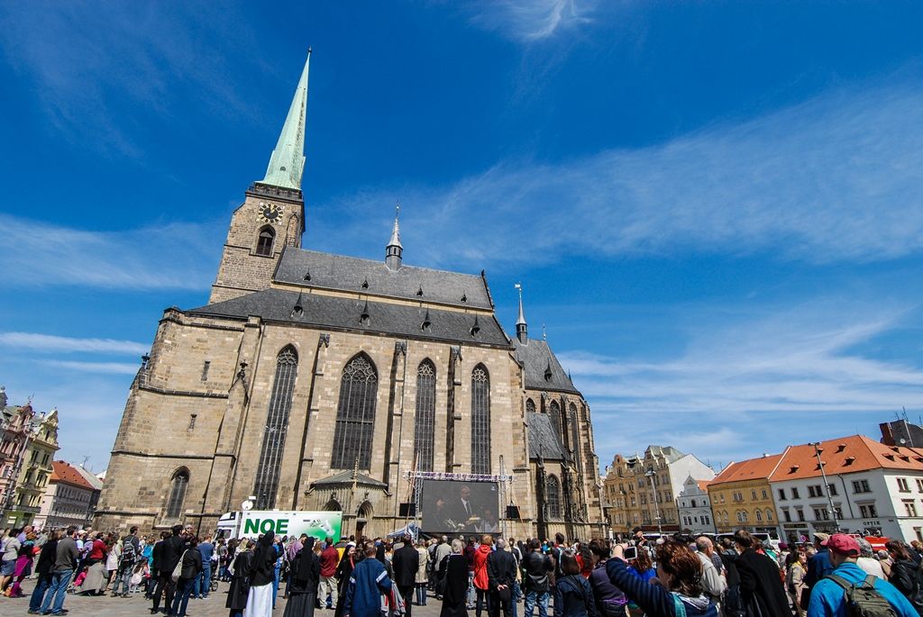 Poprvé v historii zažili Plzeňané v katedrále svatého Bartoloměje svěcení nového biskupa, do čela Plzeňské diecéze se dnes oficiálně postavil Mons. Tomáš Holub, kterého 12. února novým plzeňským biskupem jmenoval Svatý otec, papež František. Biskupské svěcení přijal z rukou pražského arcibiskupa, kardinála Dominika Duky, spolusvětiteli byli emeritní plzeňský biskup Mons. František Radkovský a řezenský biskup Dr. Rudolf Voderholzer. Po slavnostních okamžicích v katedrále sv. Bartoloměje nově vysvěcený plzeňský biskup Tomáš Holub, biskup František Radkovský, náměstci primátora Martin Baxa a Petr Náhlík i zástupci Armády České republiky vzdali úctu odvaze a dobrému srdci mladých mužů a žen, kteří se vylodili na starém kontinentu na plážích severní Francie a přes ohromné oběti přijeli do Československa. (foto: 30.4.2016)
