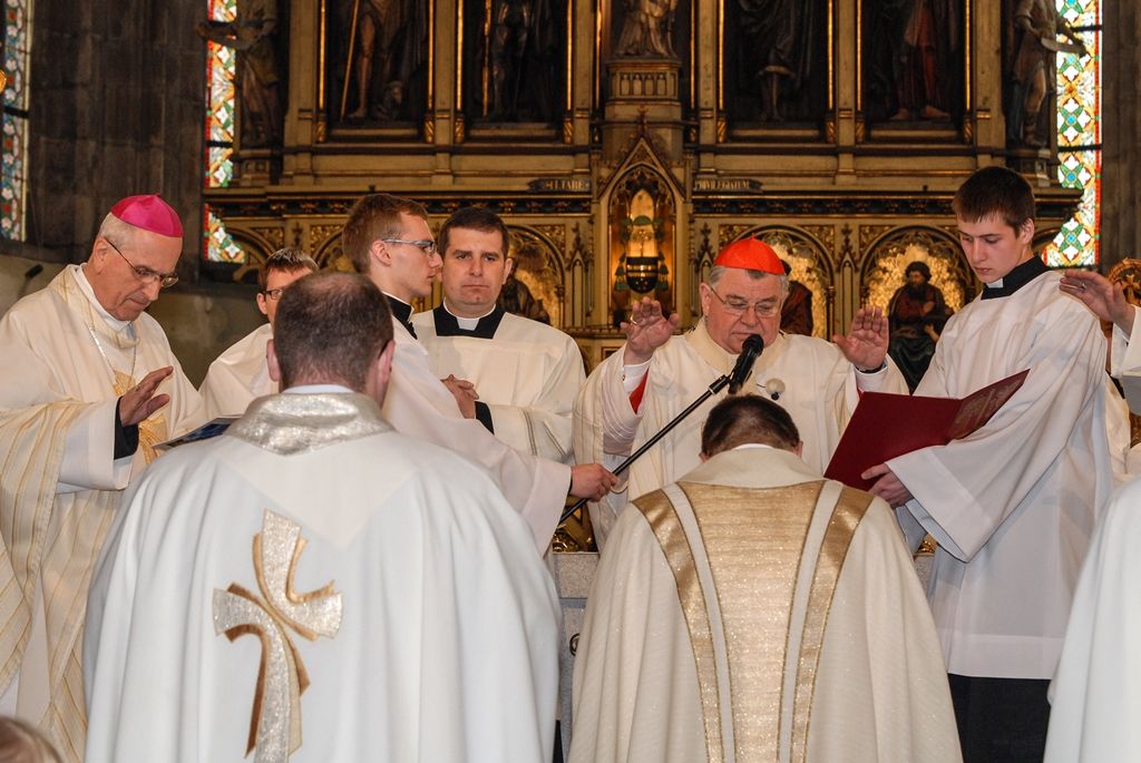 Poprvé v historii zažili Plzeňané v katedrále svatého Bartoloměje svěcení nového biskupa, do čela Plzeňské diecéze se dnes oficiálně postavil Mons. Tomáš Holub, kterého 12. února novým plzeňským biskupem jmenoval Svatý otec, papež František. Biskupské svěcení přijal z rukou pražského arcibiskupa, kardinála Dominika Duky, spolusvětiteli byli emeritní plzeňský biskup Mons. František Radkovský a řezenský biskup Dr. Rudolf Voderholzer. Po slavnostních okamžicích v katedrále sv. Bartoloměje nově vysvěcený plzeňský biskup Tomáš Holub, biskup František Radkovský, náměstci primátora Martin Baxa a Petr Náhlík i zástupci Armády České republiky vzdali úctu odvaze a dobrému srdci mladých mužů a žen, kteří se vylodili na starém kontinentu na plážích severní Francie a přes ohromné oběti přijeli do Československa. (foto: 30.4.2016)