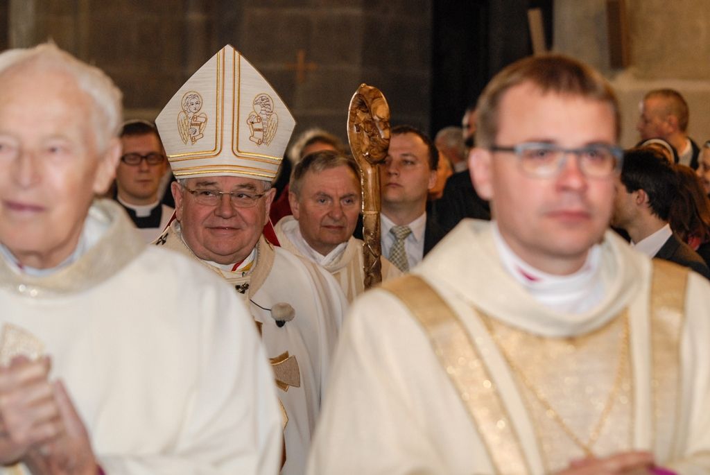 Poprvé v historii zažili Plzeňané v katedrále svatého Bartoloměje svěcení nového biskupa, do čela Plzeňské diecéze se dnes oficiálně postavil Mons. Tomáš Holub, kterého 12. února novým plzeňským biskupem jmenoval Svatý otec, papež František. Biskupské svěcení přijal z rukou pražského arcibiskupa, kardinála Dominika Duky, spolusvětiteli byli emeritní plzeňský biskup Mons. František Radkovský a řezenský biskup Dr. Rudolf Voderholzer. Po slavnostních okamžicích v katedrále sv. Bartoloměje nově vysvěcený plzeňský biskup Tomáš Holub, biskup František Radkovský, náměstci primátora Martin Baxa a Petr Náhlík i zástupci Armády České republiky vzdali úctu odvaze a dobrému srdci mladých mužů a žen, kteří se vylodili na starém kontinentu na plážích severní Francie a přes ohromné oběti přijeli do Československa. (foto: 30.4.2016)