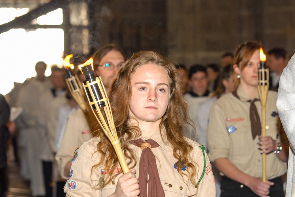 Poprvé v historii zažili Plzeňané v katedrále svatého Bartoloměje svěcení nového biskupa, do čela Plzeňské diecéze se dnes oficiálně postavil Mons. Tomáš Holub, kterého 12. února novým plzeňským biskupem jmenoval Svatý otec, papež František. Biskupské svěcení přijal z rukou pražského arcibiskupa, kardinála Dominika Duky, spolusvětiteli byli emeritní plzeňský biskup Mons. František Radkovský a řezenský biskup Dr. Rudolf Voderholzer. Po slavnostních okamžicích v katedrále sv. Bartoloměje nově vysvěcený plzeňský biskup Tomáš Holub, biskup František Radkovský, náměstci primátora Martin Baxa a Petr Náhlík i zástupci Armády České republiky vzdali úctu odvaze a dobrému srdci mladých mužů a žen, kteří se vylodili na starém kontinentu na plážích severní Francie a přes ohromné oběti přijeli do Československa. (foto: 30.4.2016)