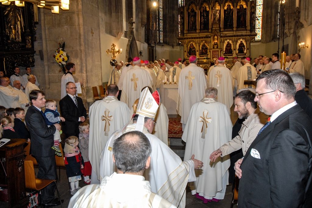 Poprvé v historii zažili Plzeňané v katedrále svatého Bartoloměje svěcení nového biskupa, do čela Plzeňské diecéze se dnes oficiálně postavil Mons. Tomáš Holub, kterého 12. února novým plzeňským biskupem jmenoval Svatý otec, papež František. Biskupské svěcení přijal z rukou pražského arcibiskupa, kardinála Dominika Duky, spolusvětiteli byli emeritní plzeňský biskup Mons. František Radkovský a řezenský biskup Dr. Rudolf Voderholzer. Po slavnostních okamžicích v katedrále sv. Bartoloměje nově vysvěcený plzeňský biskup Tomáš Holub, biskup František Radkovský, náměstci primátora Martin Baxa a Petr Náhlík i zástupci Armády České republiky vzdali úctu odvaze a dobrému srdci mladých mužů a žen, kteří se vylodili na starém kontinentu na plážích severní Francie a přes ohromné oběti přijeli do Československa. (foto: 30.4.2016)
