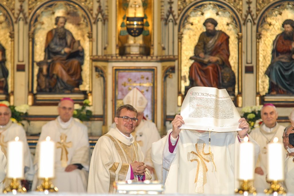 Poprvé v historii zažili Plzeňané v katedrále svatého Bartoloměje svěcení nového biskupa, do čela Plzeňské diecéze se dnes oficiálně postavil Mons. Tomáš Holub, kterého 12. února novým plzeňským biskupem jmenoval Svatý otec, papež František. Biskupské svěcení přijal z rukou pražského arcibiskupa, kardinála Dominika Duky, spolusvětiteli byli emeritní plzeňský biskup Mons. František Radkovský a řezenský biskup Dr. Rudolf Voderholzer. Po slavnostních okamžicích v katedrále sv. Bartoloměje nově vysvěcený plzeňský biskup Tomáš Holub, biskup František Radkovský, náměstci primátora Martin Baxa a Petr Náhlík i zástupci Armády České republiky vzdali úctu odvaze a dobrému srdci mladých mužů a žen, kteří se vylodili na starém kontinentu na plážích severní Francie a přes ohromné oběti přijeli do Československa. (foto: 30.4.2016)