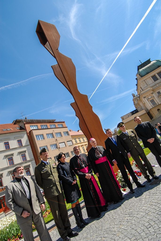 Poprvé v historii zažili Plzeňané v katedrále svatého Bartoloměje svěcení nového biskupa, do čela Plzeňské diecéze se dnes oficiálně postavil Mons. Tomáš Holub, kterého 12. února novým plzeňským biskupem jmenoval Svatý otec, papež František. Biskupské svěcení přijal z rukou pražského arcibiskupa, kardinála Dominika Duky, spolusvětiteli byli emeritní plzeňský biskup Mons. František Radkovský a řezenský biskup Dr. Rudolf Voderholzer. Po slavnostních okamžicích v katedrále sv. Bartoloměje nově vysvěcený plzeňský biskup Tomáš Holub, biskup František Radkovský, náměstci primátora Martin Baxa a Petr Náhlík i zástupci Armády České republiky vzdali úctu odvaze a dobrému srdci mladých mužů a žen, kteří se vylodili na starém kontinentu na plážích severní Francie a přes ohromné oběti přijeli do Československa. (foto: 30.4.2016)