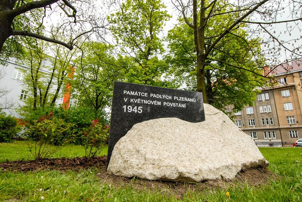 Položit květiny u nově vybudovaného pomníku, jenž je věnován památce padlých Plzeňanů v květnovém povstání roku 1945, se rozhodli představitelé města Plzně, městské a státní policie. Nedávno dokončený památník tvoří upravený přírodní balvan nepravidelného formátu z místního kamene, do kterého je vložena kamenicky opracovaná leštěná deska. Umístěn je na náměstí Míru v blízkosti Purkyňova pavilonu. Vybudovat ho nechalo město prostřednictvím Správy veřejného statku města Plzně, podnět vzešel od zastupitelů v čele s Janou Bystřickou. Z vedení radnice se vzpomínkového setkání zúčastnili primátor města Martin Zrzavecký a jeho první náměstek Martin Baxa. (foto: 4.5.2016)