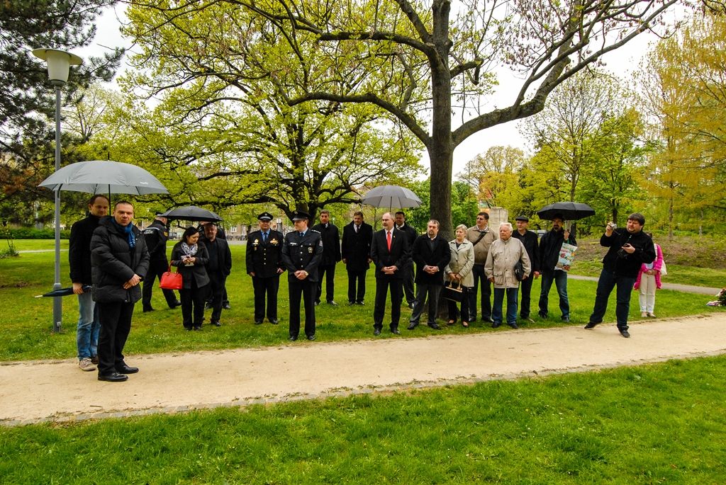 Položit květiny u nově vybudovaného pomníku, jenž je věnován památce padlých Plzeňanů v květnovém povstání roku 1945, se rozhodli představitelé města Plzně, městské a státní policie. Nedávno dokončený památník tvoří upravený přírodní balvan nepravidelného formátu z místního kamene, do kterého je vložena kamenicky opracovaná leštěná deska. Umístěn je na náměstí Míru v blízkosti Purkyňova pavilonu. Vybudovat ho nechalo město prostřednictvím Správy veřejného statku města Plzně, podnět vzešel od zastupitelů v čele s Janou Bystřickou. Z vedení radnice se vzpomínkového setkání zúčastnili primátor města Martin Zrzavecký a jeho první náměstek Martin Baxa. (foto: 4.5.2016)